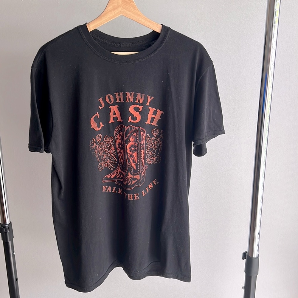 Black Men’s Johnny Cash shirt. Very soft. Size XL.